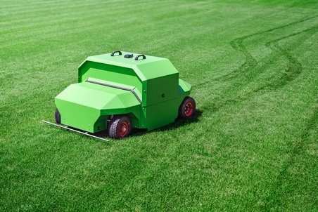 Violette Unkraut-Roboter von Swiss Green auf dem Rasenversuchsfeld von Hauert.