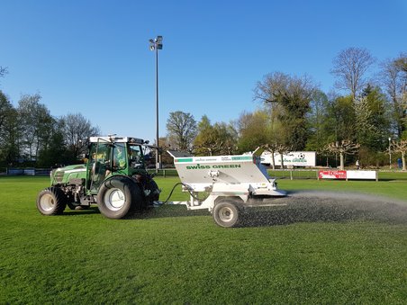 Sand ausbringen auf Sportplatz